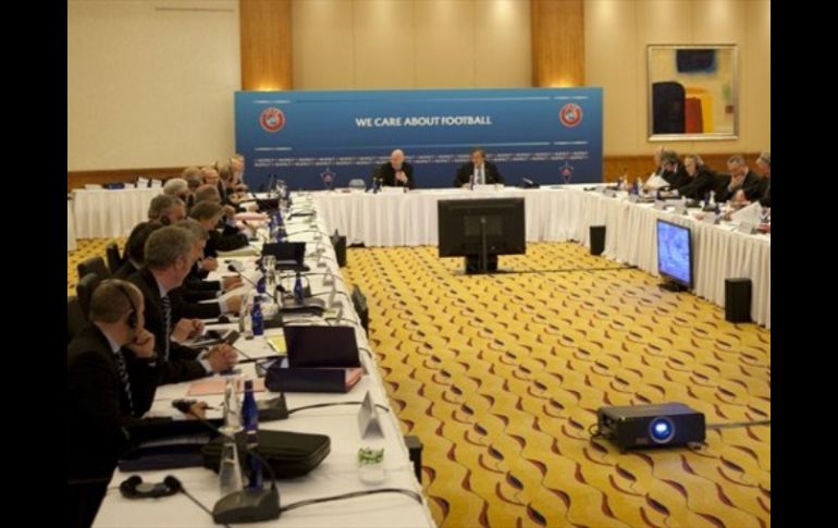 Foto tomada de la página web uefa.com, que muestra la reunión en Estambul del Comité Ejecutivo de la UEFA. ESPECIAL  /