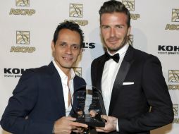 Marc Anthony (i) junto a su amigo, el futbolista inglés David Beckam. EFE  /