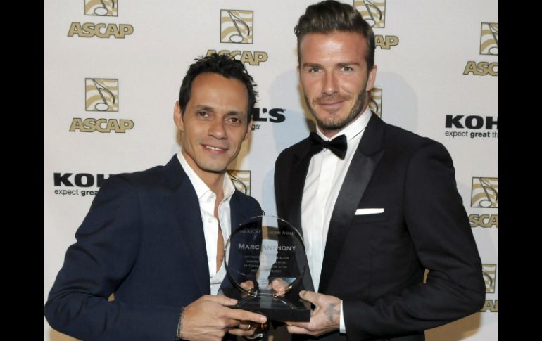 Marc Anthony (i) junto a su amigo, el futbolista inglés David Beckam. EFE  /