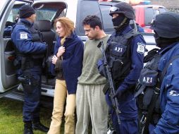 Imagen del 9 de diciembre de 2005 de Cassez tras ser detenida junto a su novio Israel Vallarta Cisneros, en Morelos. EFE  /