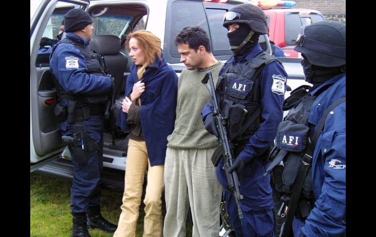 Imagen del 9 de diciembre de 2005 de Cassez tras ser detenida junto a su novio Israel Vallarta Cisneros, en Morelos. EFE  /