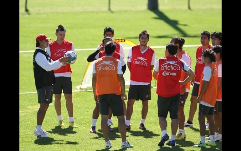 Atlas realizó su entrenamiento en la cancha del Estadio Omnilife.  /