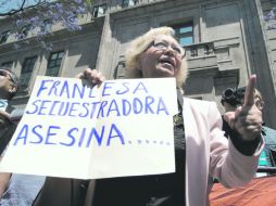 Una mujer protesta contra la francesa afuera de la sede de la Suprema Corte de Justicia. AFP  /