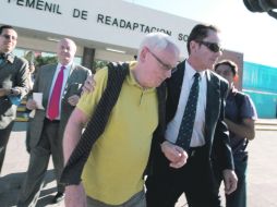 Bernard Cassez, padre de la francesa sentenciada a 60 años de prision, la visitó ayer en el reclusorio femenil de Tepepan.AFP  /