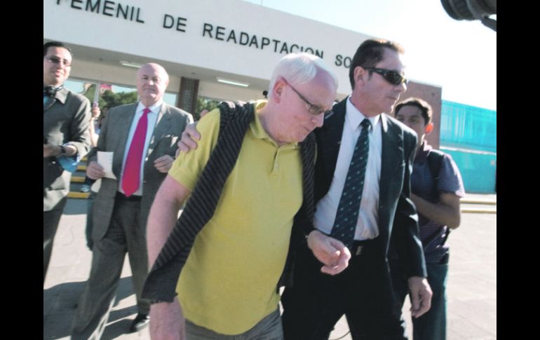 Bernard Cassez, padre de la francesa sentenciada a 60 años de prision, la visitó ayer en el reclusorio femenil de Tepepan.AFP  /