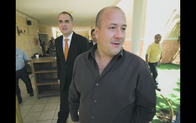 Salvador Caro (en segundo plano) y Enrique Alfaro, en las instalaciones de Alianza Ciudadana.  /