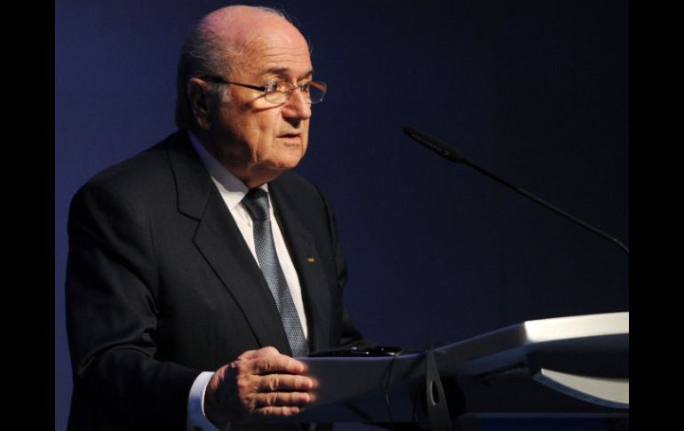 El presidente de la FIFA, Joseph Blatter, habló con los medios durante un receso del Congreso de la UEFA. AFP  /