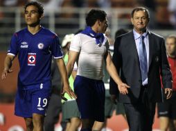 Enrique Meza (d), junto a los jugadores Omar Bravo (i) y Manuel Vela, en el pasado partido que perdieron ante Corinthians. AP  /