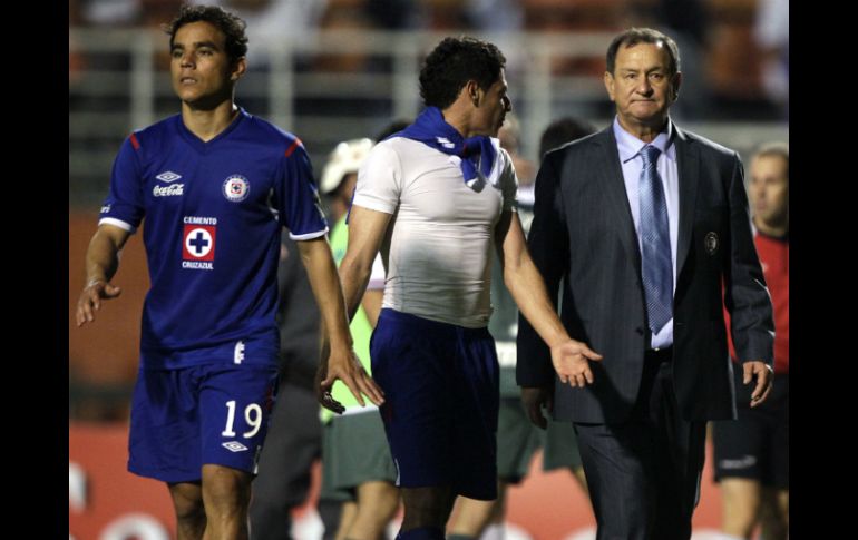 Enrique Meza (d), junto a los jugadores Omar Bravo (i) y Manuel Vela, en el pasado partido que perdieron ante Corinthians. AP  /