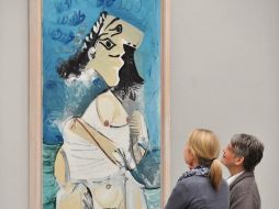 Empleados de la Pinacoteca Moderna de Munich, contemplan el cuadro La Pisseuse de Pablo Picasso. EFE  /