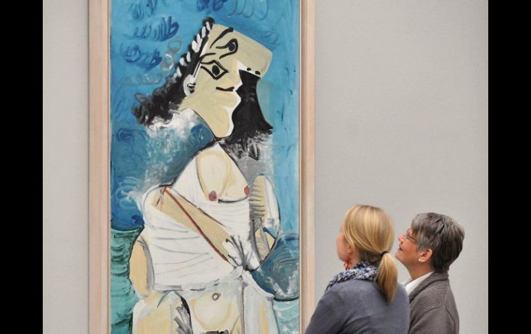 Empleados de la Pinacoteca Moderna de Munich, contemplan el cuadro La Pisseuse de Pablo Picasso. EFE  /