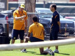 Miguel Herrera habalndo con Rosinei durante el entrenamiento del América. MEXSPORT  /