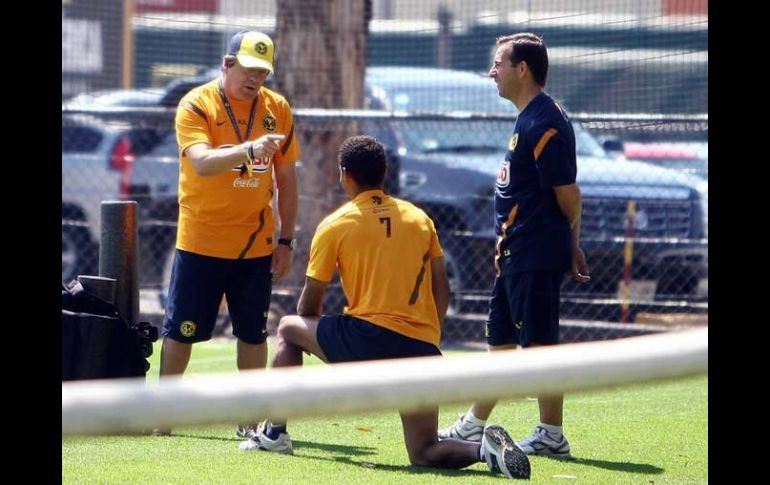 Miguel Herrera habalndo con Rosinei durante el entrenamiento del América. MEXSPORT  /