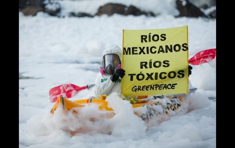 Los integrantes de Greenpeace México, utilizaron vestimenta especial y máscaras para evitar la inhalación de gases dañinos. ESPECIAL  /