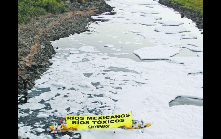 Los ambientalistas mostraron una manta con el nombre de su campaña mientras atravesaban el río.EFE  /