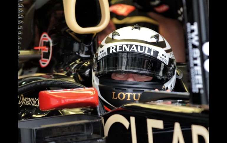 En el Gran Premio de Australia, Räikkönen se salió de la pista y quedó hierba adherida al radiador del coche. AFP  /