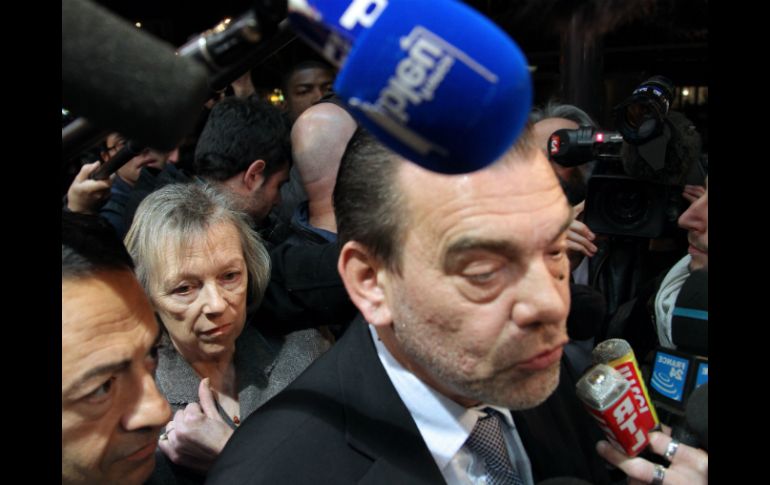 Frank Berton (d) hablan con periodistas tras una conferencia de prensa el 21 de marzo de 2012 en París. AFP  /