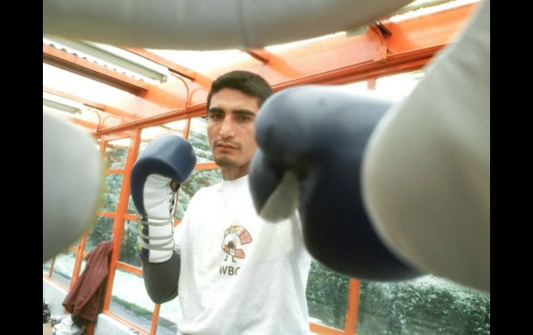 Erik 'Terrible' Morales se excedió en dos libras del límite superligero que indica 140 libras.  /