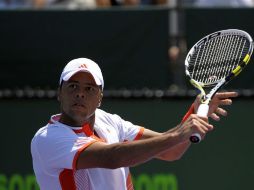 El francés Jo-Wilfried Tsonga devuelve la bola al belga Xavier Malisse. EFE  /