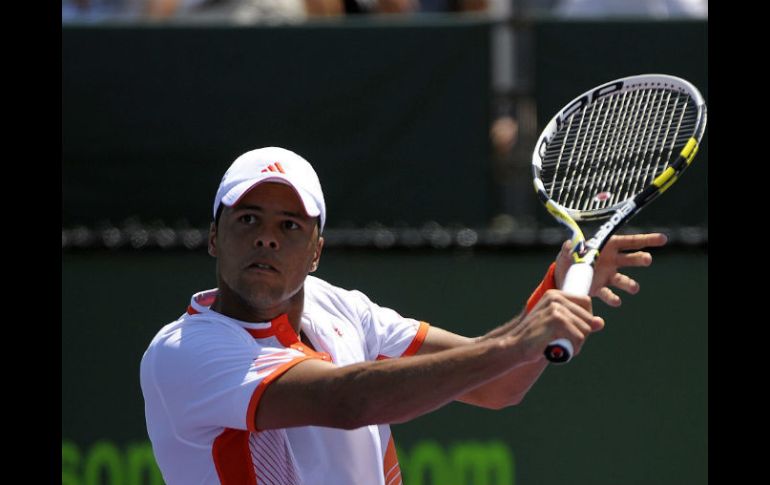 El francés Jo-Wilfried Tsonga devuelve la bola al belga Xavier Malisse. EFE  /