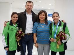 El embajador de México en China, Jorge Guajardo, posa con las clavadistas y su entrenadora Ma Jing. ESPECIAL  /