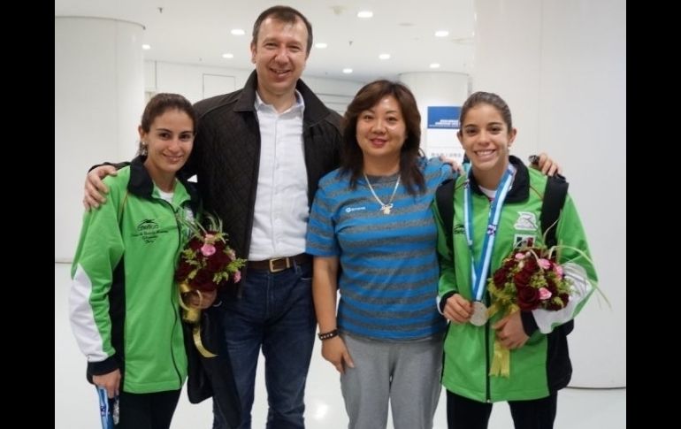 El embajador de México en China, Jorge Guajardo, posa con las clavadistas y su entrenadora Ma Jing. ESPECIAL  /