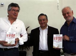 Fernando González, Bernardo Barranco, y Alberto Athié, presentaron el libro. NOTIMEX  /