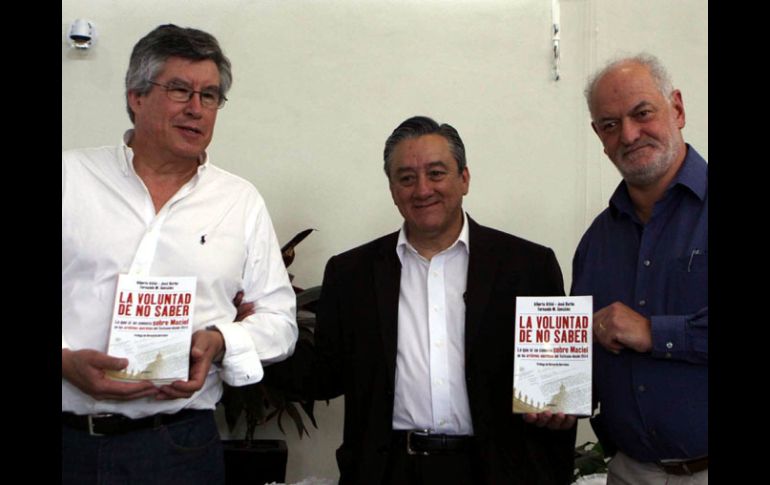 Fernando González, Bernardo Barranco, y Alberto Athié, presentaron el libro. NOTIMEX  /