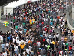 A las afueras del Foro Sol, donde se realiza la fiesta musical, algunos jóvenes buscan obtener un boleto para ingresar. NTX  /