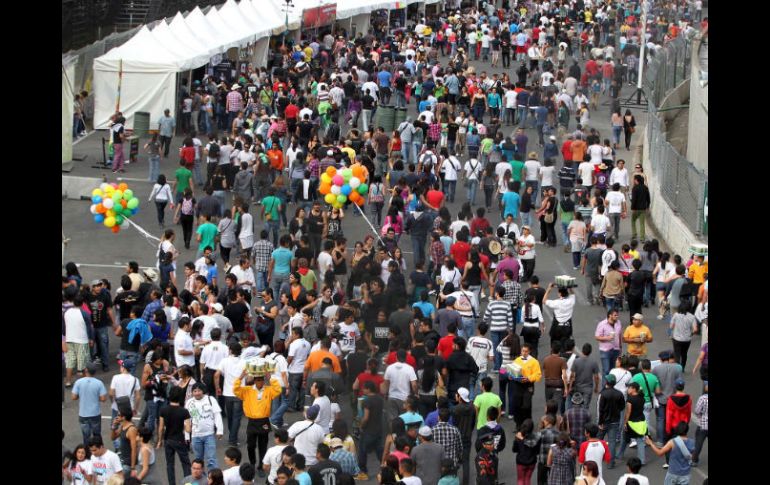 A las afueras del Foro Sol, donde se realiza la fiesta musical, algunos jóvenes buscan obtener un boleto para ingresar. NTX  /