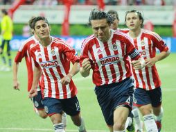 Héctor Reynoso (der.) celebra con sus compañeros de equipo el segundo gol de Chivas.  /