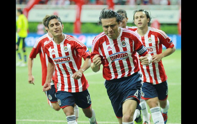 Héctor Reynoso (der.) celebra con sus compañeros de equipo el segundo gol de Chivas.  /