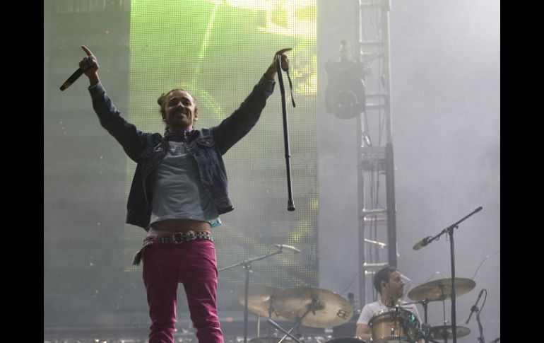 El cantante Rubén Albarrán, vocalista de la banda mexicana Café Tacvba, se presenta en el segundo día del Festival Vive Latino. EFE  /