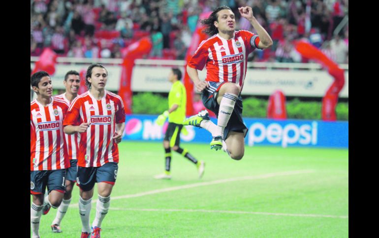 Héctor Reynoso celebra su anotación la cual cayó por la vía penal en el segundo tiempo.  /