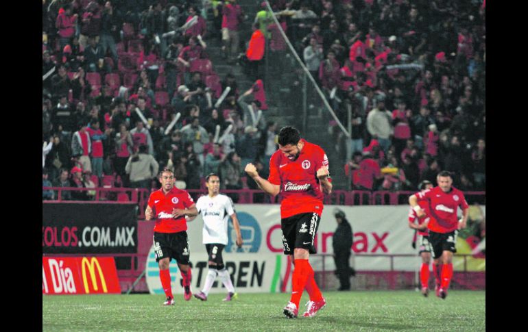 José Sand, autor del primer gol de los Xolos, celebra el triunfo sobre Atlas. MEXSPORT  /