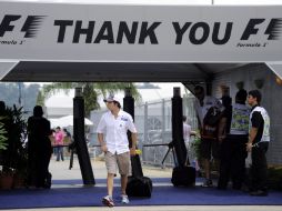 Sergio Pérez a su llegada al circuito de Sepang en Malasia. EFE  /