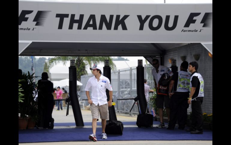 Sergio Pérez a su llegada al circuito de Sepang en Malasia. EFE  /