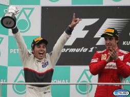 El piloto tapatío celebra su segungo lugar (i), junto al ganador, el español Fernando Alonso. AP  /