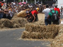 El carro inaugural de la carrera se estrelló sobre el muro de contención construido de paja.  /