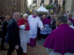 El Papa llega a la Catedral de León para la celebración de las vísperas. AFP  /