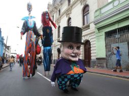 Desfilaron en el pasacalle muñecos gigantes cortesía de la compañía La Gran Marcha de los Muñecones. EFE  /