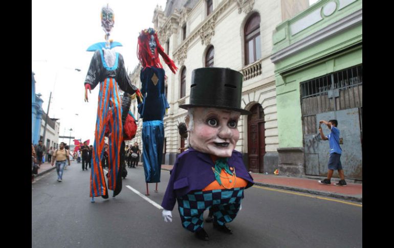 Desfilaron en el pasacalle muñecos gigantes cortesía de la compañía La Gran Marcha de los Muñecones. EFE  /