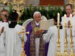 Benedicto XVI durante el Rezo de las Vísperas en la catedral. REUTERS  /