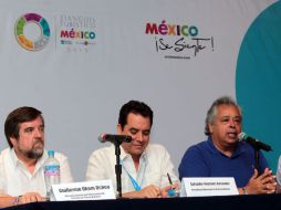 Aurelio López Rocha (d), secretario de Turismo de Jalisco, dijo que el Tianguis tiene un incremento de compradores del 50%.  /