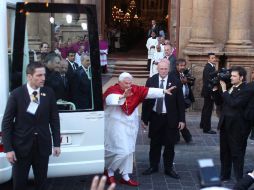 El Papa a su arribo a la Catedral de León, de donde partió hacia el Colegio de Miraflores. AP  /