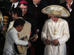 Benedicto XVI  observa a un mariachi que acudió a despedirlo a las puertas del colegio Miraflores. EFE  /