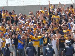 Aficionados durante el partido. Presuntos seguidores de los Pumas buscaban agredir camiones de la porra de los Tigres. EL UNIVERSAL  /