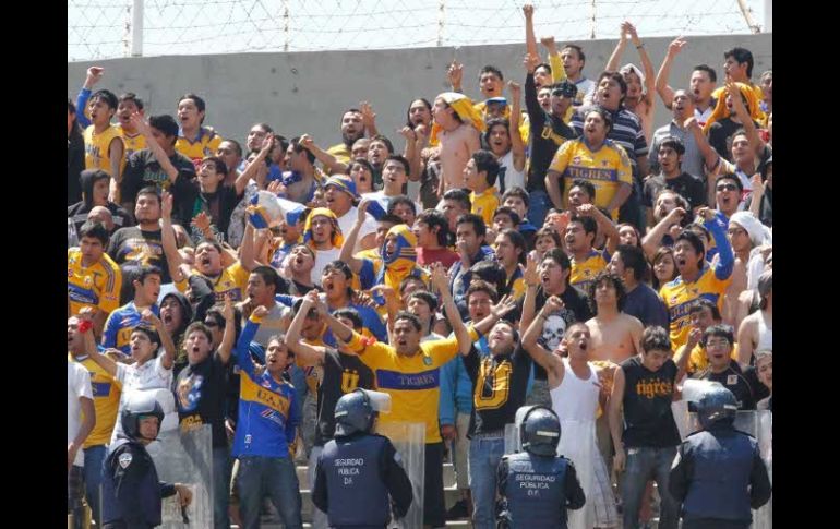 Aficionados durante el partido. Presuntos seguidores de los Pumas buscaban agredir camiones de la porra de los Tigres. EL UNIVERSAL  /