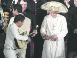 El Sucesor de San Pedro se puso un sombrero de charro y dijo que nunca había sido recibido con tanto entusiasmo. EFE  /