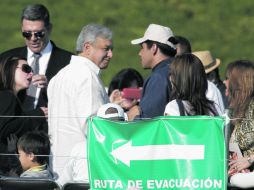 Un simpatizante conversa con Andrés Manuel López Obrador, quien acudió a la misa que ofició el Papa. REUTERS  /